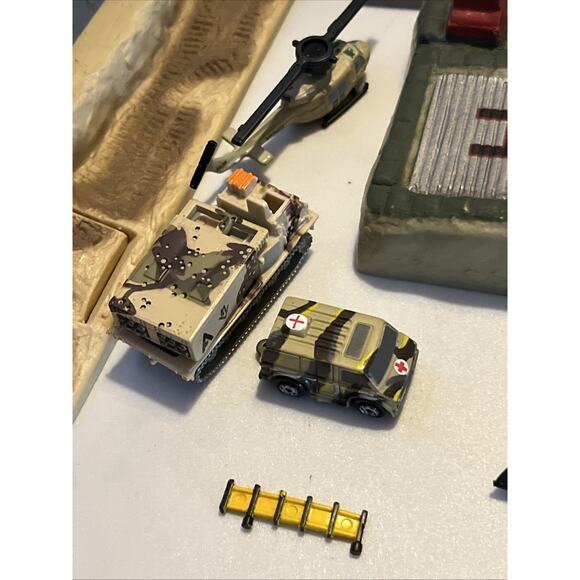 1993 Galoob Micro Machines Battle Zone Field Command. Air Command, Hospital - Picture 3 of 10